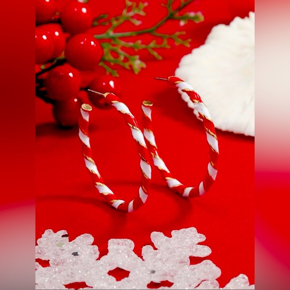 🛑((SOLD IN BOUTIQUE))🛑Candy Stripe Look Christmas Hoop Earrings - Picture 1 of 5